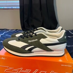 NWOT Men’s Classic Reebok Sneakers Size 10